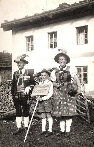 1950er-SchützenSchmirn.jpg - 1950er Jahre - Hauptmann Vinzenz Riedl mit Tafeletrager und einer Marketenderin.
