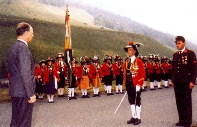 1987-Partl_Hans.jpg - 1987 - Meldung an den LH Alois Partl durch Hptm. Johann Jenewein, FwKdt. Eller Franz.