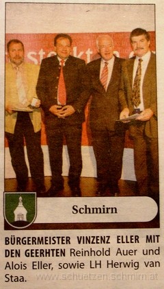 2008-04-07_ReinholdEhrennadelGold.jpg - Am 7. April 2008 hat unser langjähriger Obmann und jetziger Leutnant Reinhold Auer von LH Herwig van Staa die Vereinsnadel in Gold verliehen bekommen. Wir gratulieren dazu recht herzlich! Gratulation auch dem Feuerwehrkommandanten Alois Eller.