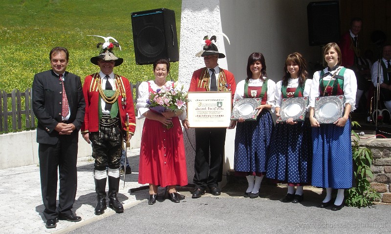 2008-06-01_DSC06877-EhrenhauptmannHoferKarlMarketenderinnen.jpg - 1.6.2008 - Karl Hofer wird zum Ehrenhauptmann gewählt.
