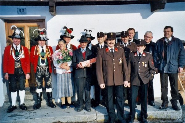 1998-12-27-Geb80.jpg - Zum 80. Geburtstag von Ehrenhauptmann Johann Jenewein. 27.12.1998