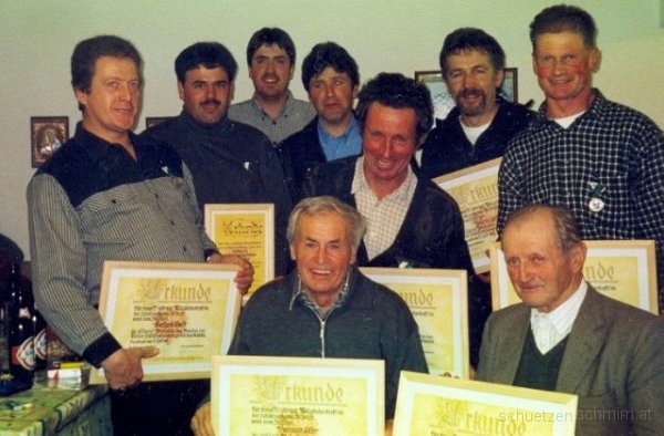 2002-11-Ehrungen01.jpg - Gerhard - Sepp - Jakob - Peter - Hans - AnderHermann - Siegfried - SeppVollversammlung 2002Nov. 2002 - Törgelen im Schützenheim.