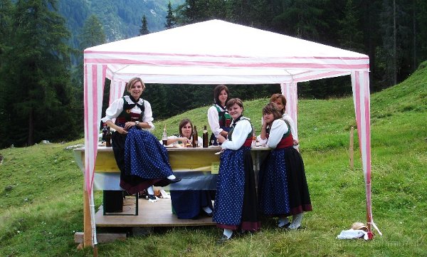 2007-07-29_03-Marketenderinnen.jpg - 29.7.2007 - 20 Jahre Kapelle Maria im Schnee.
