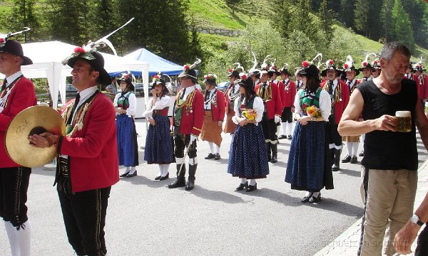 2008-06-01_DSC06875-SchuetzenEinzug.jpg - 1.6.2008 - Einzug zum Festplatz.