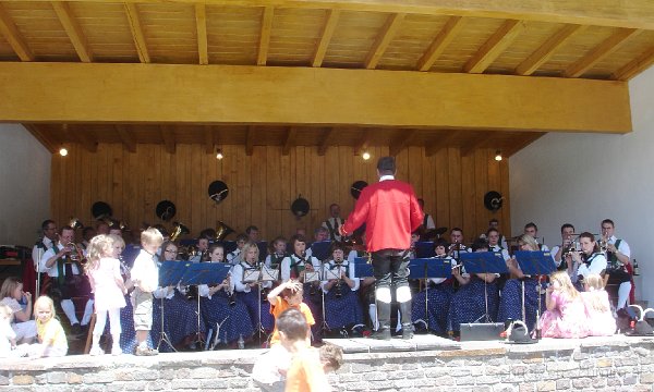 2008-06-01_DSC06884-MusikHauptmannDirigiert.jpg - 1.6.2008 - Hauptmann Franz Mader versucht sich als Dirigent der MK Schmirn.