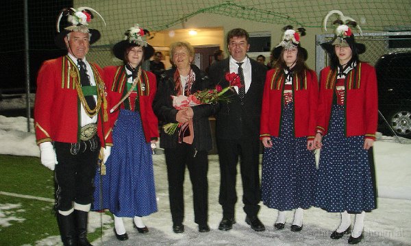 2009-03-28-DSC07041-GebFranz60erKarlLiesMark.jpg - Wir gratulieren unserem Hauptmann Franz Mader zum 60. Geburtstag. Von Links: EHptm. Karl Hofer, Petra, Elisabeth Mader, Hptm. Franz Mader, Marion, Carina