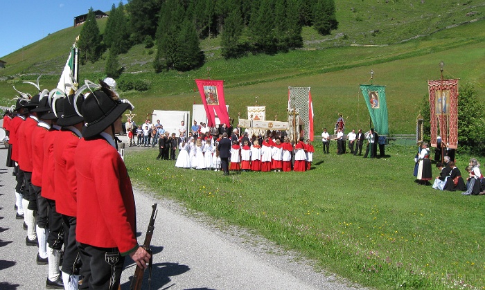 IMG_0049-ProzessionSchmirn.JPG - Foto: Ernst Jenewein, Juni 2009