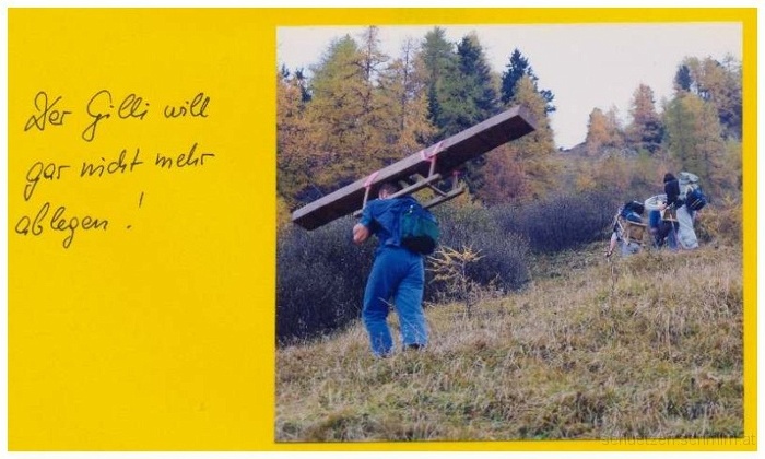 1998-10-02b.jpg - Oktober 1998 - Die Schützenkompanie Schmirn errichtet ein Gipfelkreuz am Jochgrubenkopf.