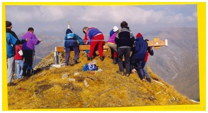 1998-10-03b.jpg - Oktober 1998 - Die Schützenkompanie Schmirn errichtet ein Gipfelkreuz am Jochgrubenkopf.