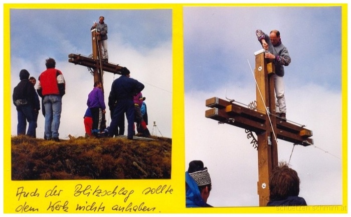 1998-10-04a.jpg - Oktober 1998 - Die Schützenkompanie Schmirn errichtet ein Gipfelkreuz am Jochgrubenkopf.