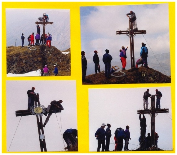 1998-10-04b.jpg - Oktober 1998 - Die Schützenkompanie Schmirn errichtet ein Gipfelkreuz am Jochgrubenkopf.