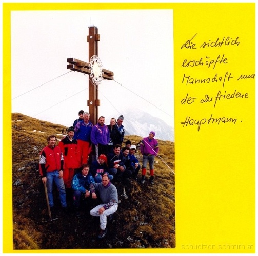 1998-10-05b.jpg - Oktober 1998 - Die Schützenkompanie Schmirn errichtet ein Gipfelkreuz am Jochgrubenkopf.